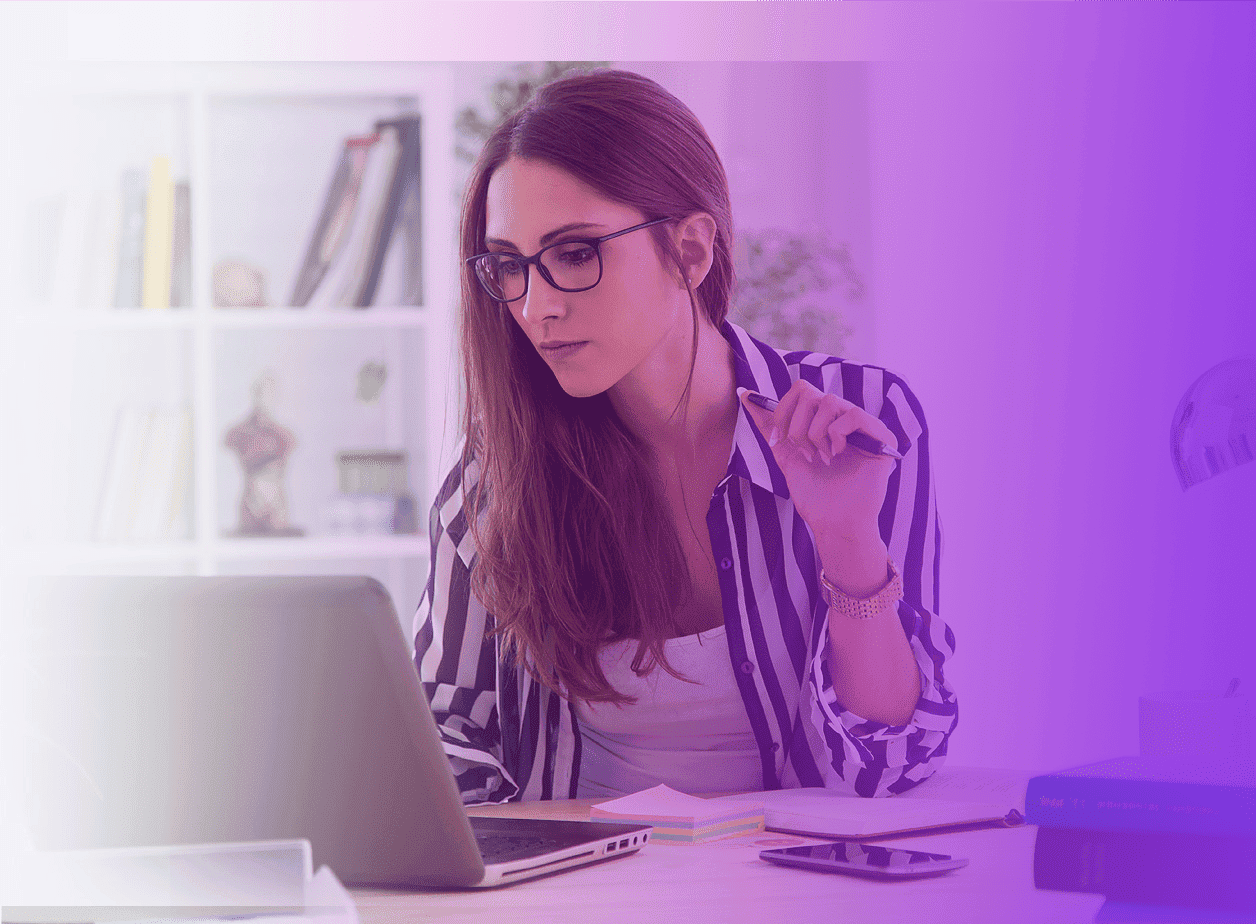 Mulher sorrindo com um celular e um cartão de crédito na mão
